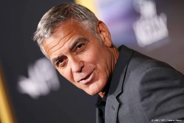 Clooney grapt over Louvre-roof tijdens interview: 'ik ben trots'