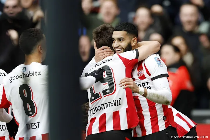 PSV vergroot enorme voorsprong nog verder met zege op Feyenoord