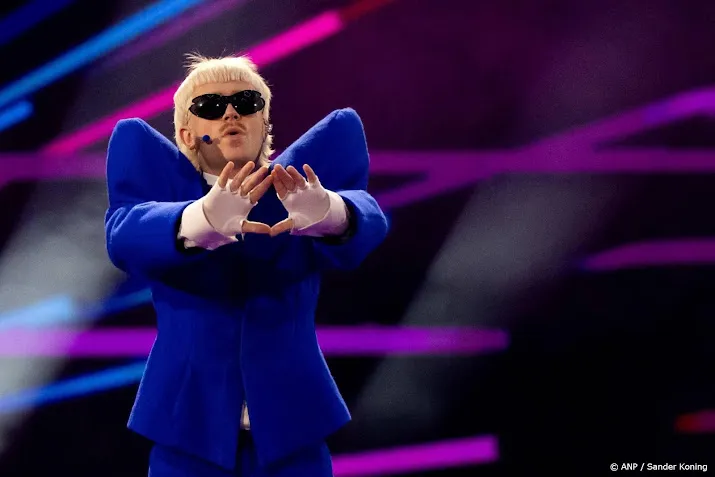 Joost Klein danst met Paris Hilton op Coachella