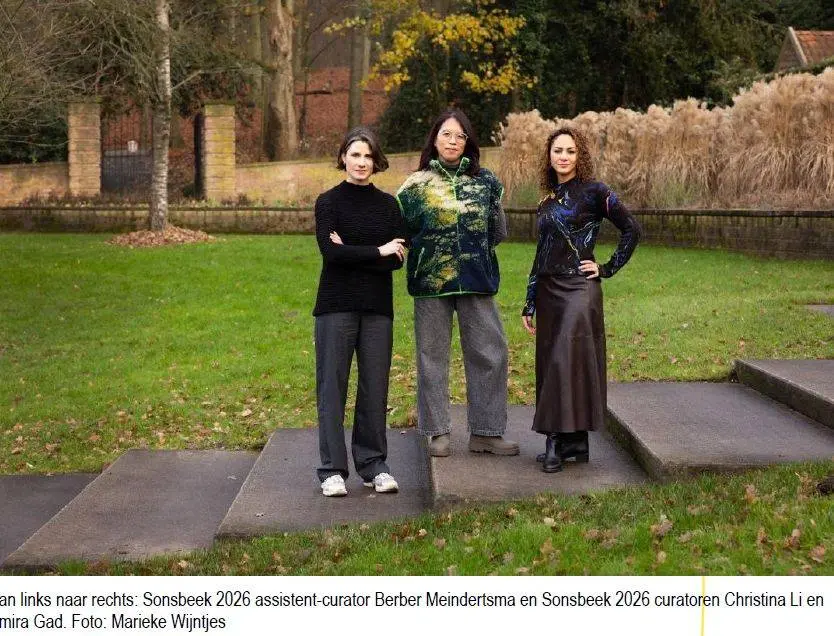 V.l.n.r. Sonsbeek 2026 assistent-curator Berber Meindertsma en curatoren Christina Li en Amira Gad - Foto - Marieke Wijntjes