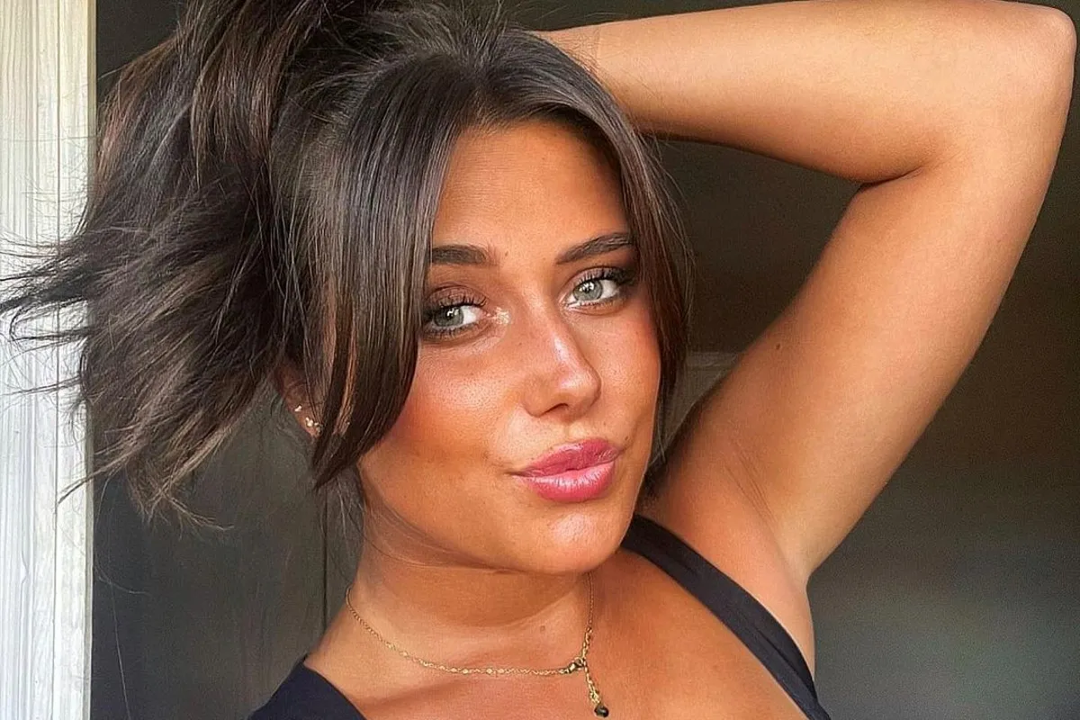 Raphaëlla Deuringer deelt onthullende lingeriefoto's: "Ik hou van die piercing!"