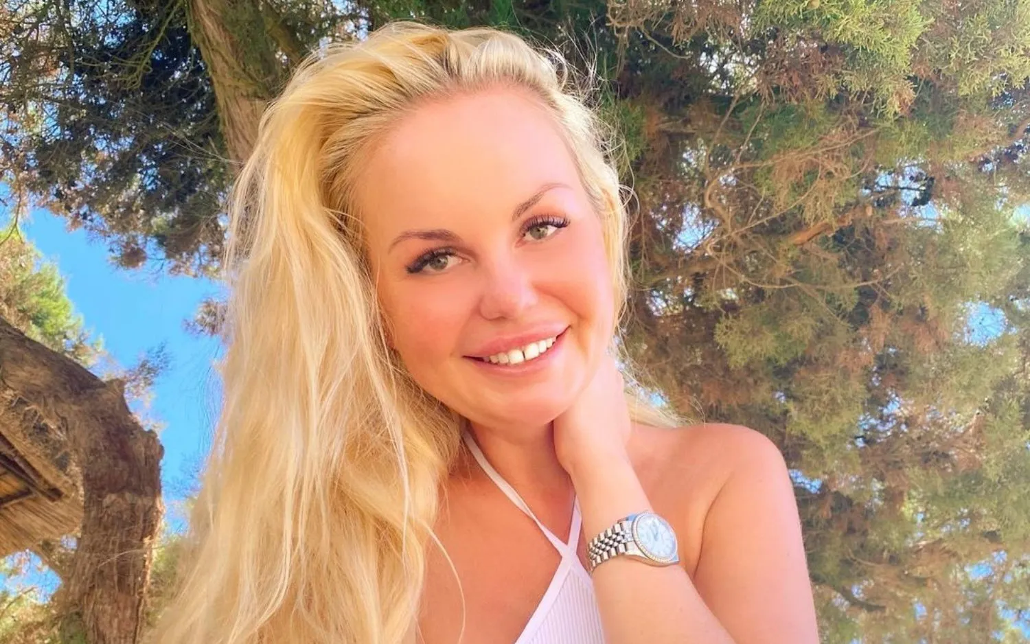 Lesley-Ann Poppe showt haar rondingen in een strak jurkje: "Hottie"