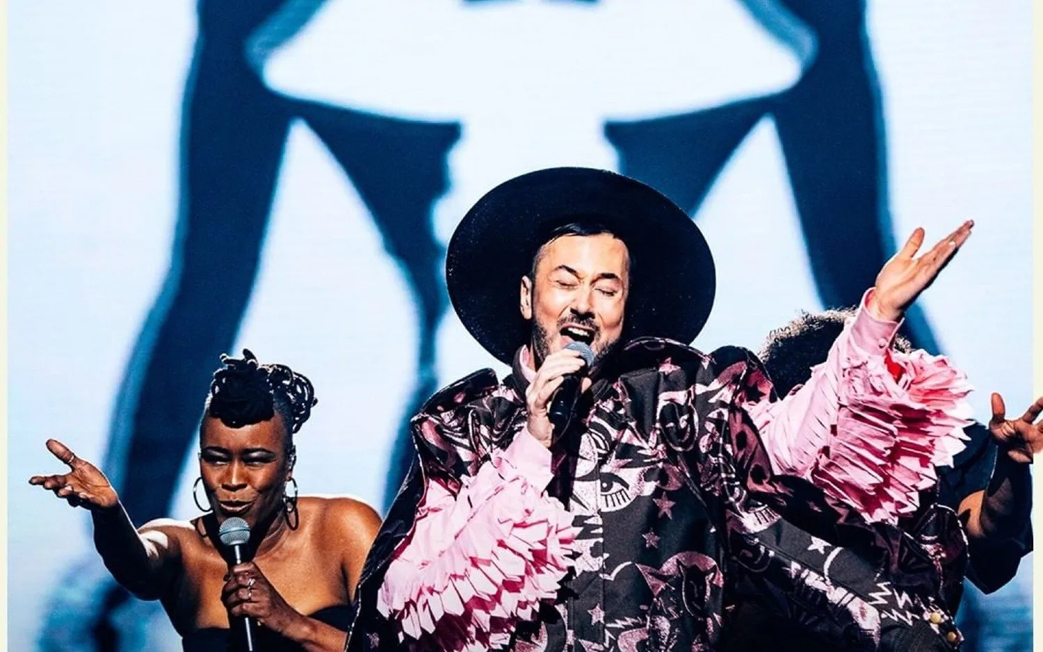 Verrassing: Gustaph sleurt oude bekende mee het Songfestivalpodium op