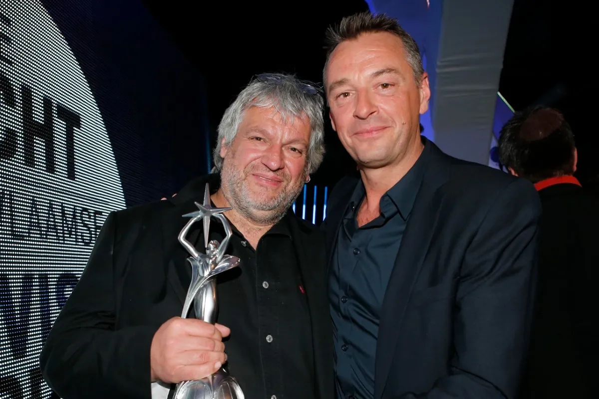 Hilarisch: klankman Pascal steekt de draak met Tom Waes na operatie