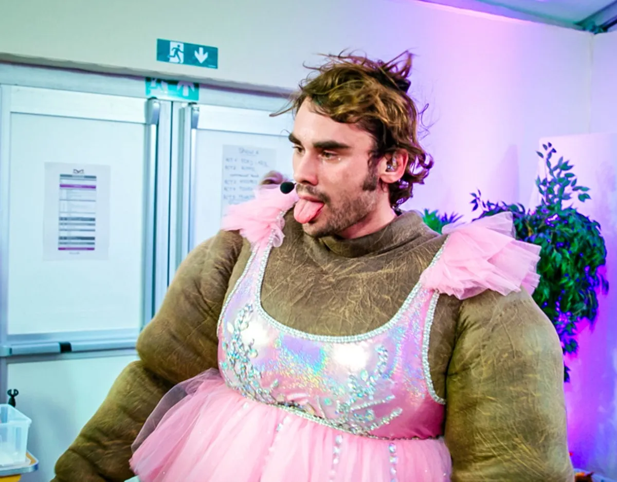 ZIEN: poedelnaakte Boris Van Severen oefent in sauna voor performance als Hippo