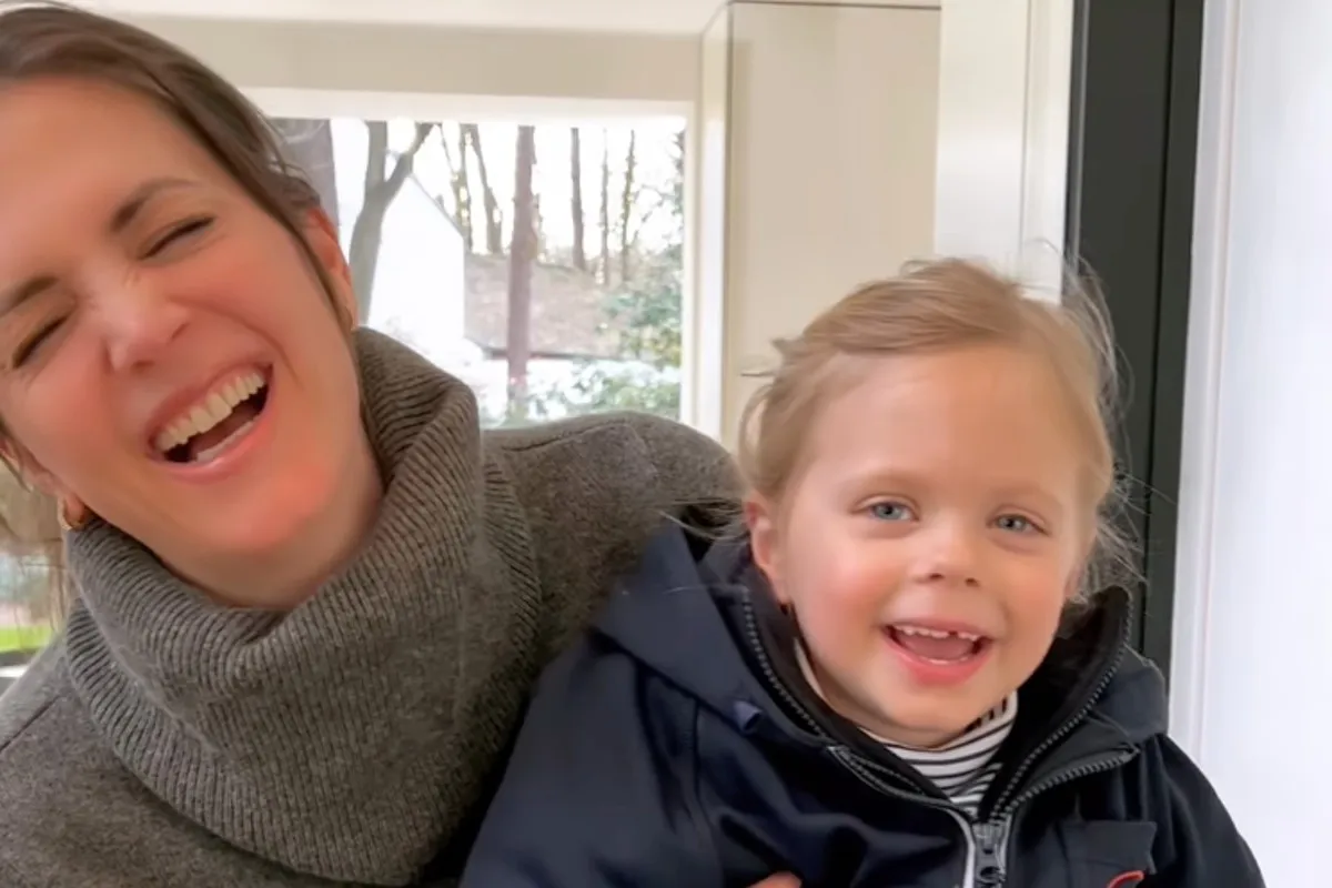 Hilarisch! Astrid Coppens doet harten smelten met video van spelende dochtertjes