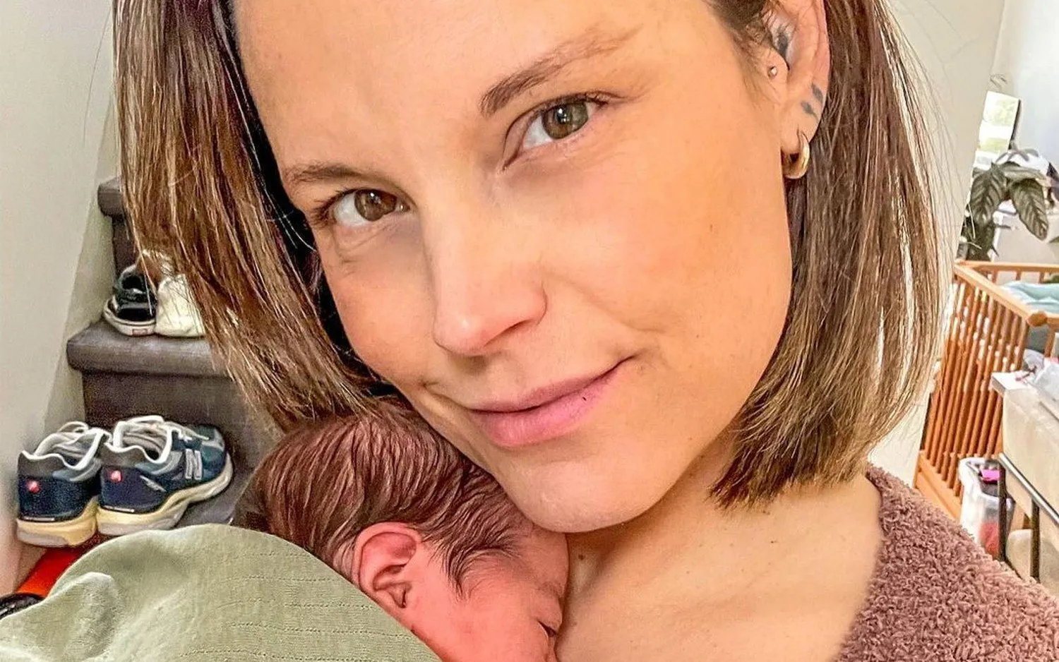 Om van te smelten: Jolien Roets deelt prachtige beelden van pasgeboren kindje