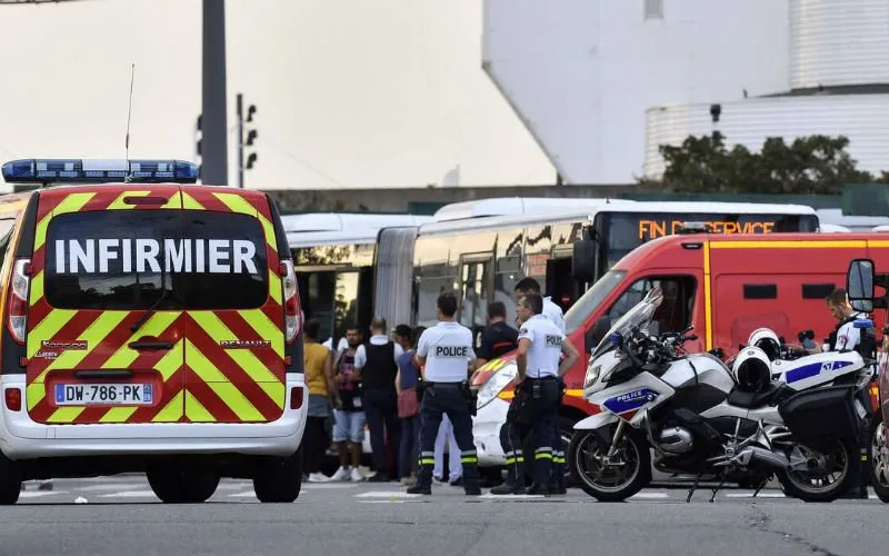 88dc6a8b39f0106b224dc555ea8e8664 villeurbanne attaque l arme blanche pres d une station de metro un mort et plusieurs blesses_1