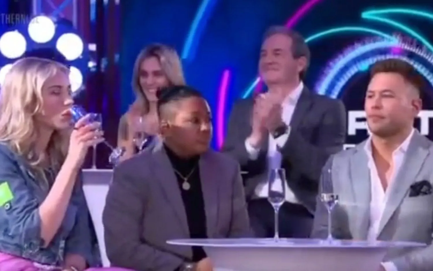 Het gaat helemaal fout tussen Jolien, Charlotte en Lindsey na 'Big Brother'
