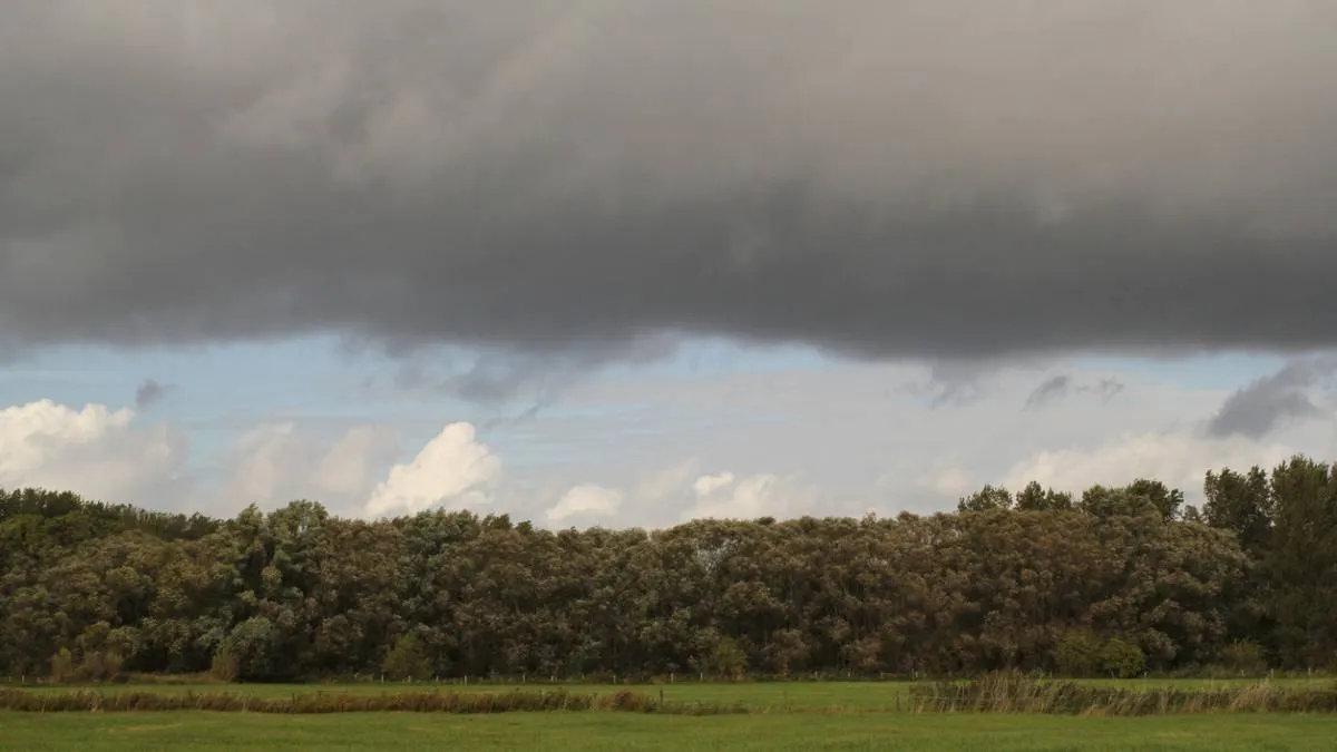 250726DONKEREDREIGENDEWOLKEN