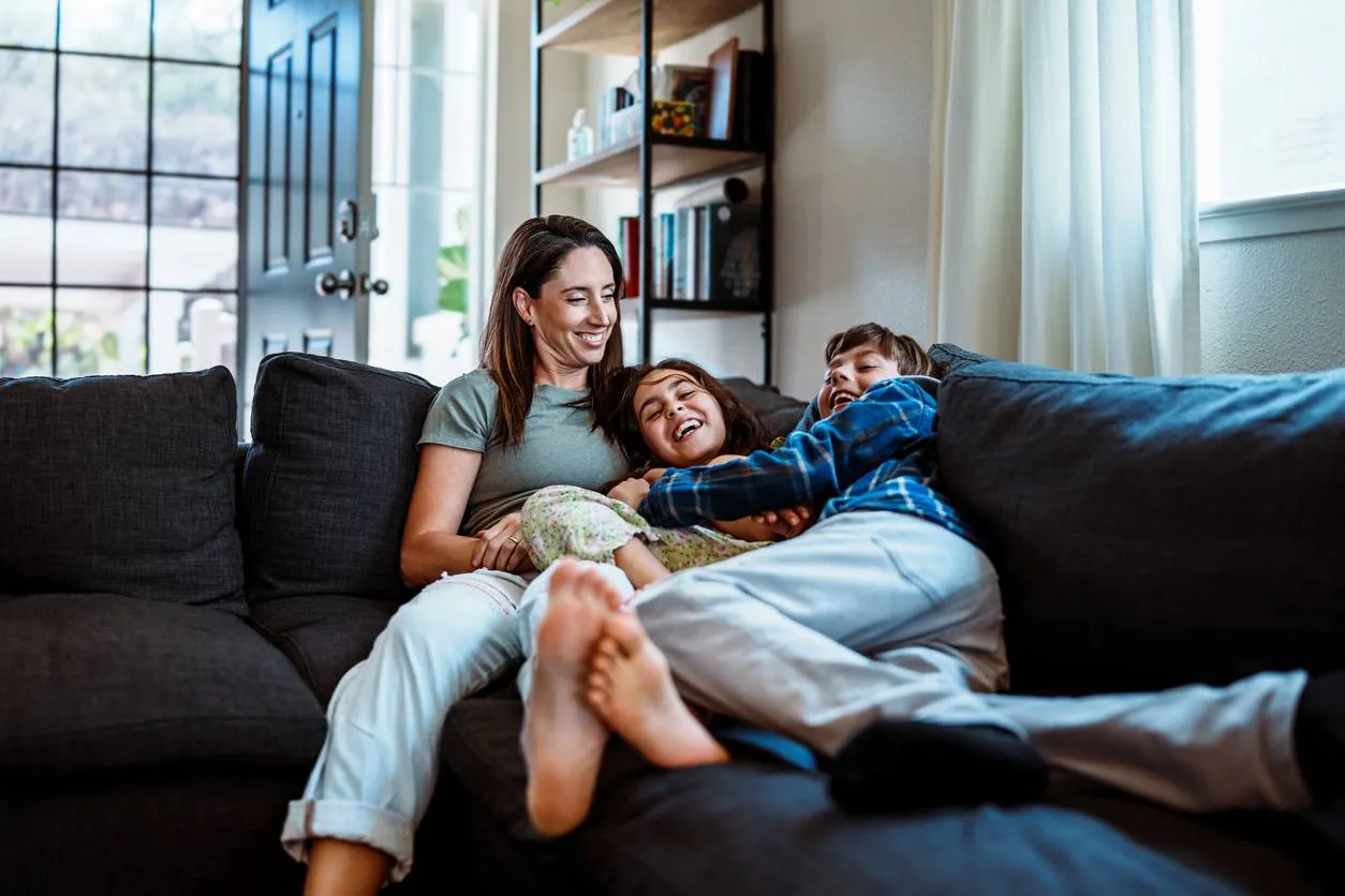 Tweedehands meubels veroveren onze woonkamers: waarom steeds meer gezinnen die keuze maken