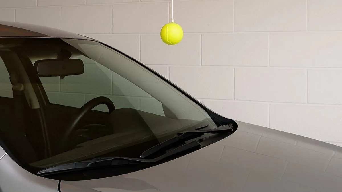 251003GARAGETENNISBAL