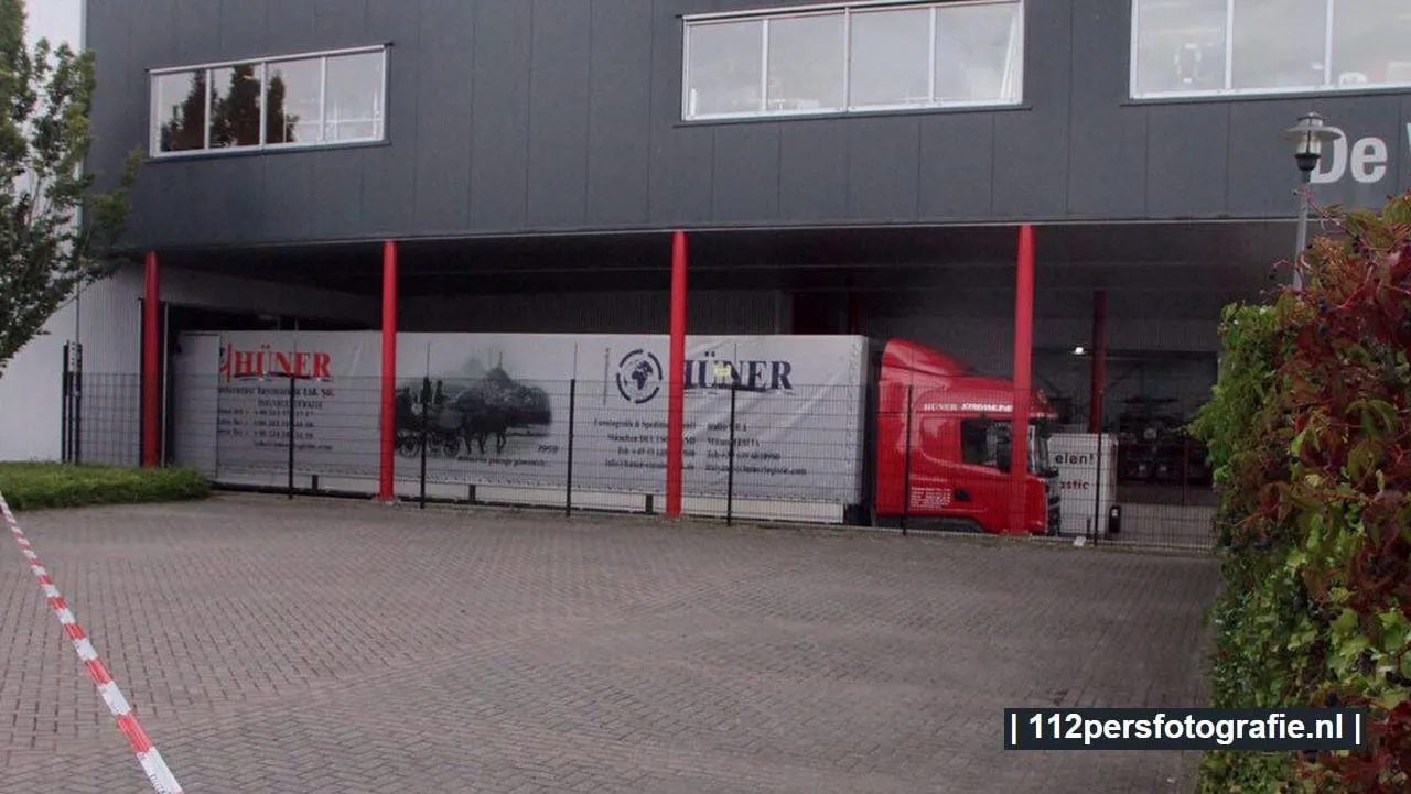 2017 09 06 hoevelaen lijk in vrachtwagen 1