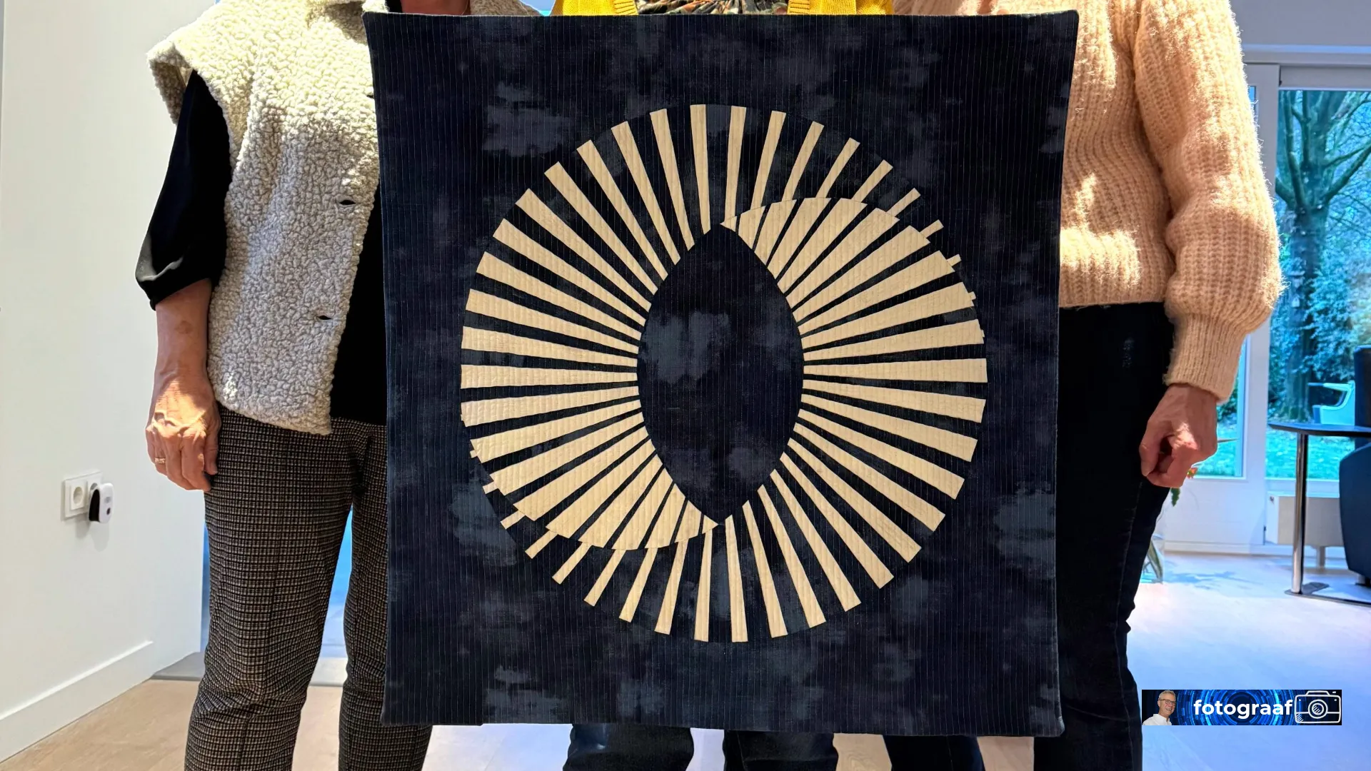 2025-12-24 Meta van Elk, Cathy Vincent en Dicky van der Veer met de quilt Infinity (foto Ben de Graaf)