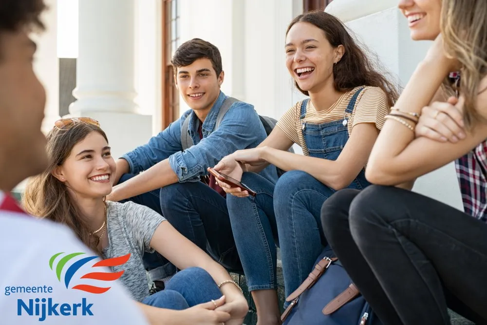 jongeren zitten lachen shutterstock 1860471412 logo nijkerk
