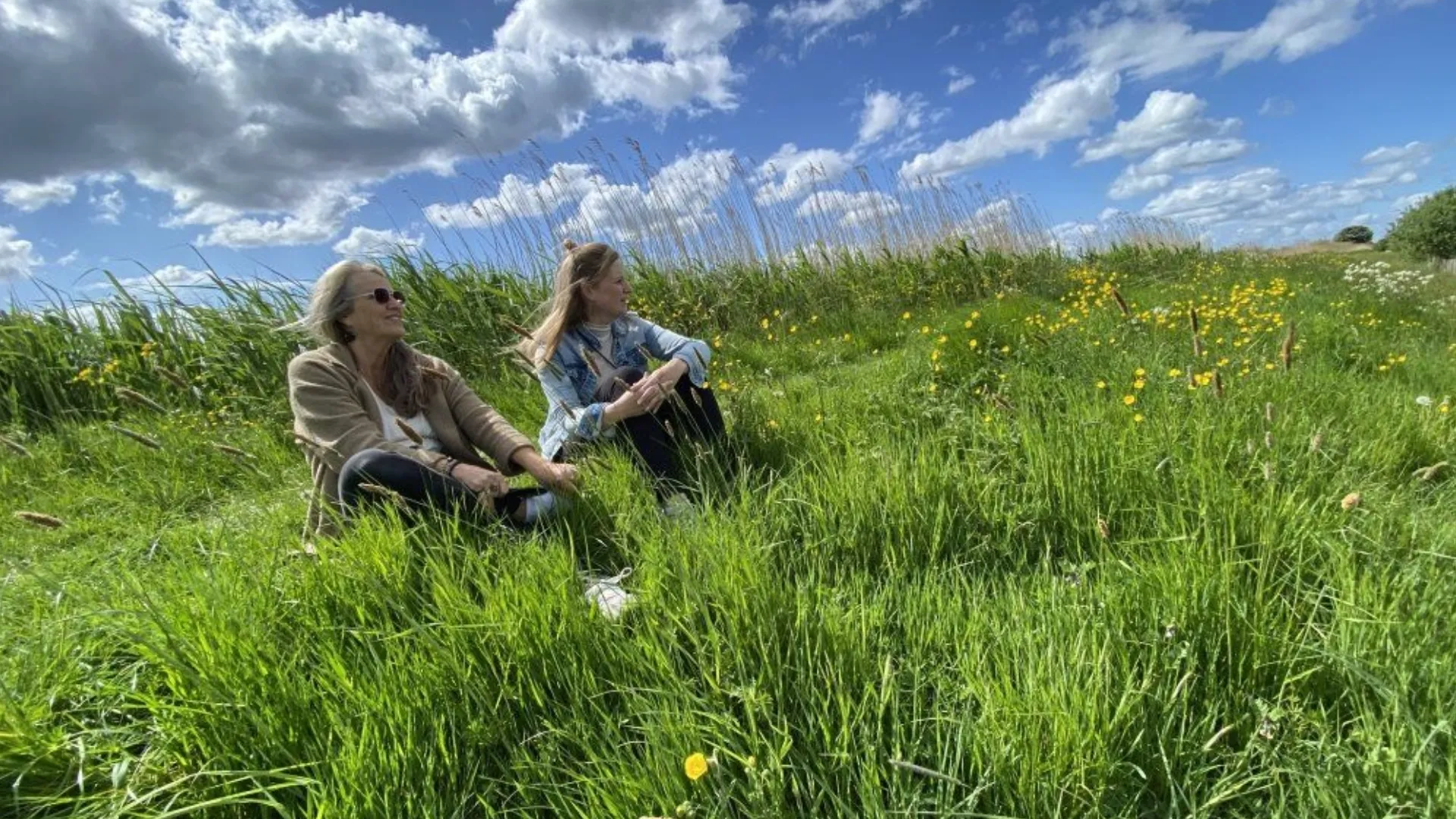 2026-05-25 twee vrouwen in het gras