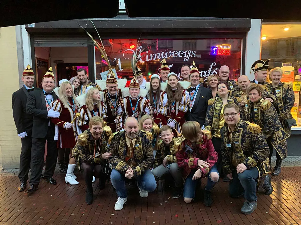 groepsfoto met prinsde feestplekkers
