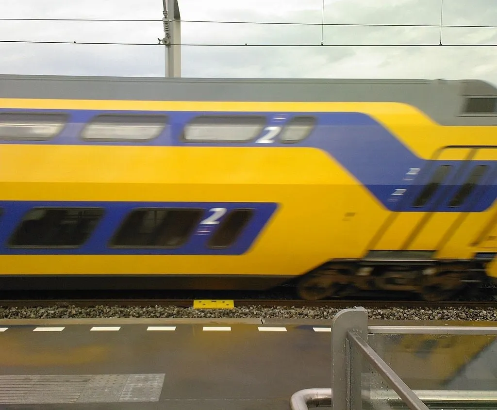 nederlandse spoorwegen trein met haast