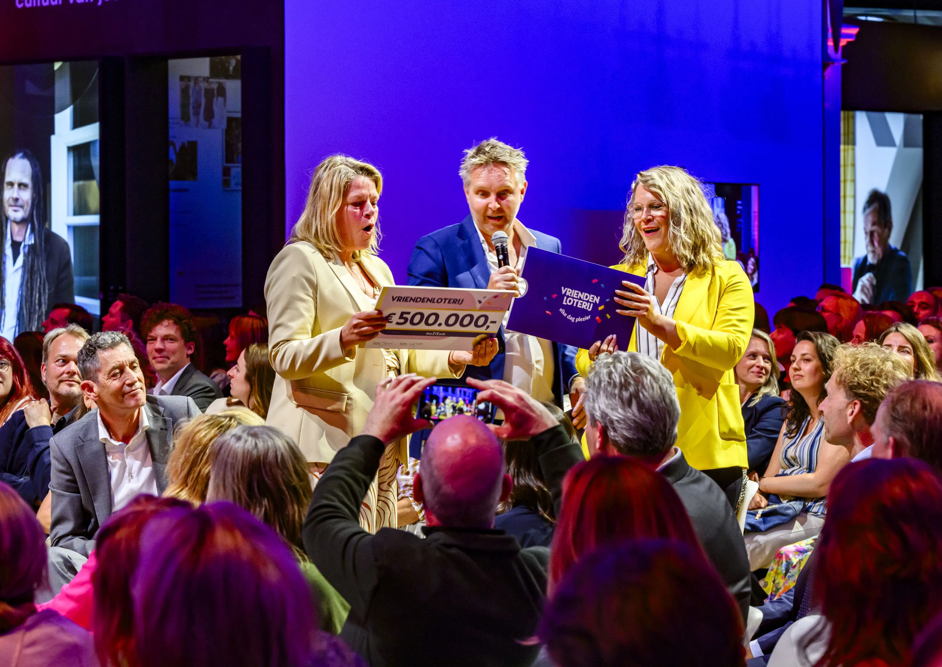 uitreiking cheque vriendenloterij amy van leiden