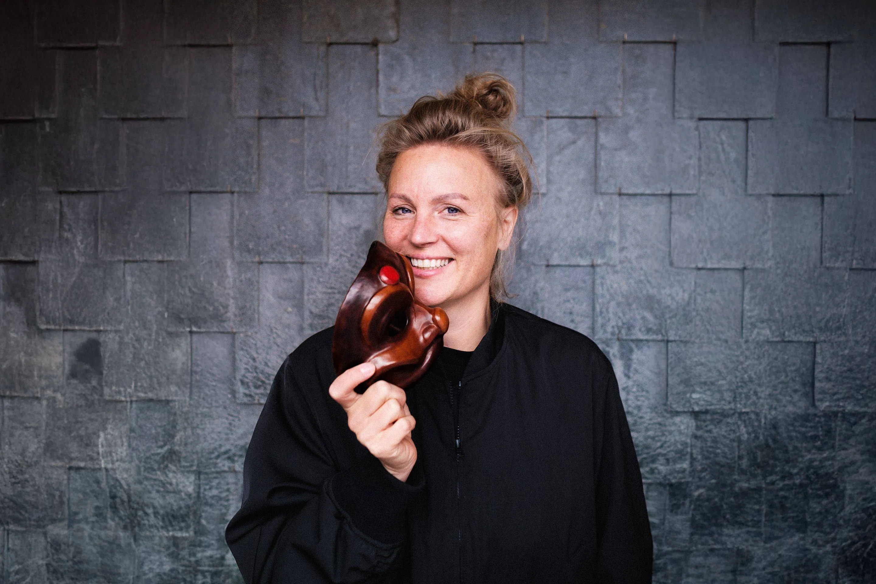 HARLEKINO _ liggend _ Troupe Courage _ LQ _ (c) Sacha Muller _