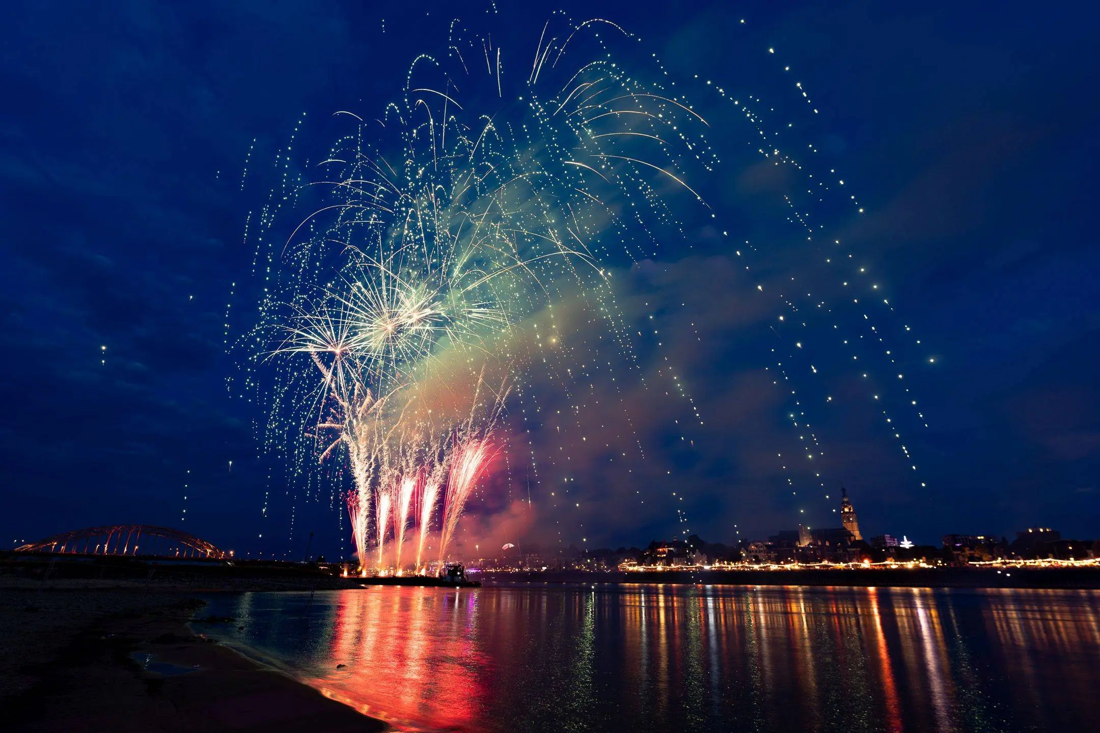 13-07-2025-2236-Vierdaagsefeesten-edwin smits-083-vuurwerk