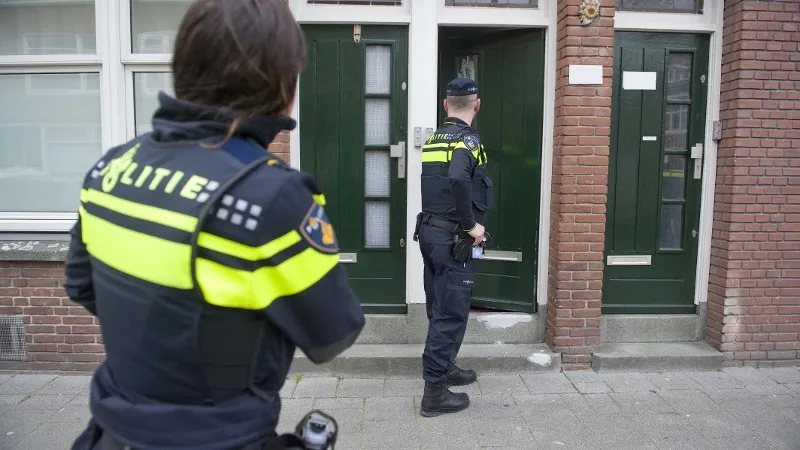 aan de deur 2 politienl