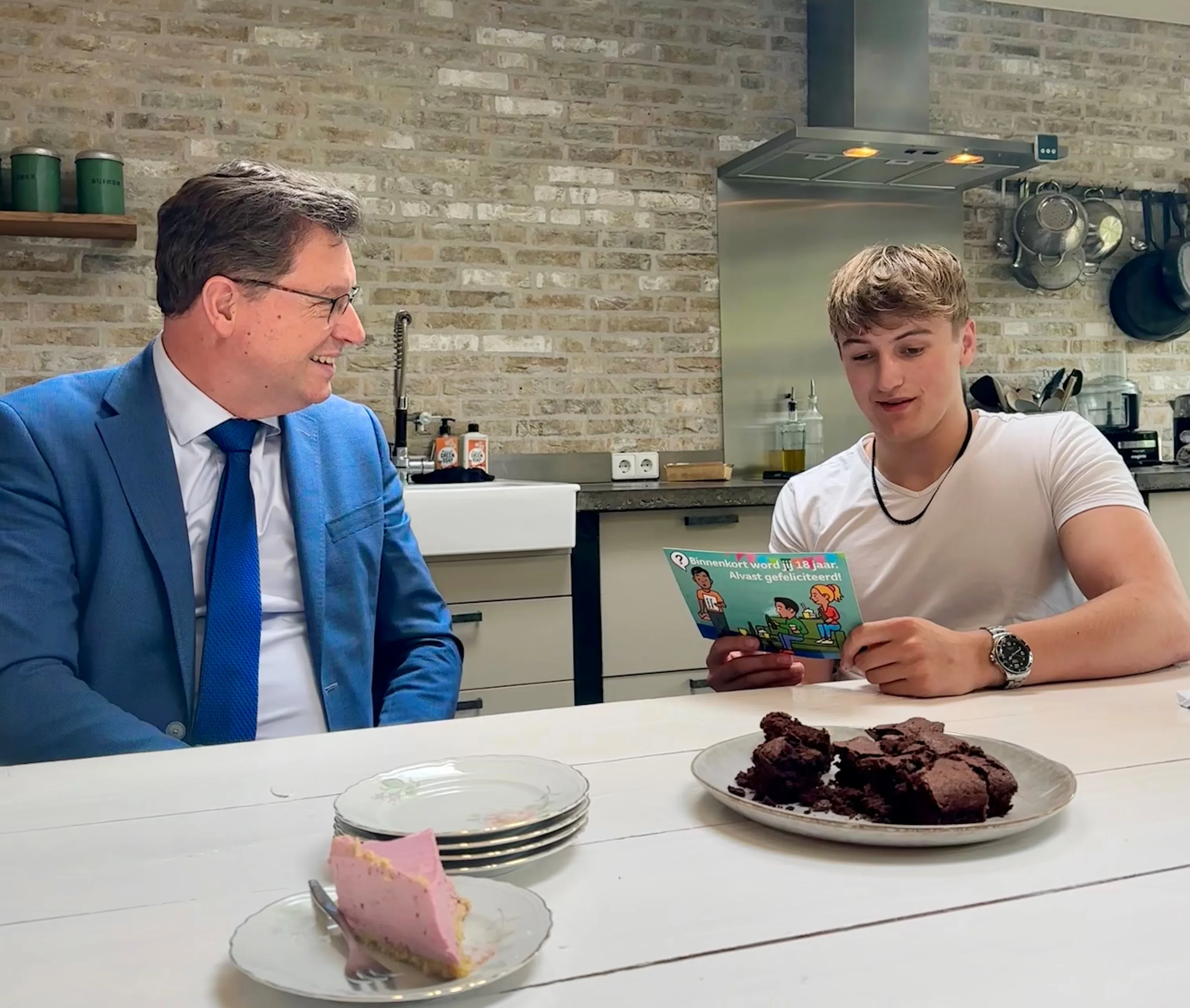 burgemeester roger de groot brengt bezoek aan bijna 18 jarige