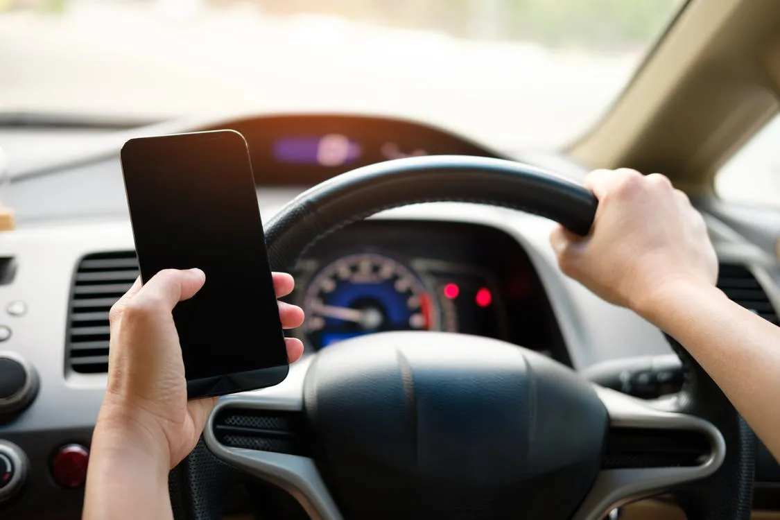 handsfree bellen in auto cc0 by pexelscom