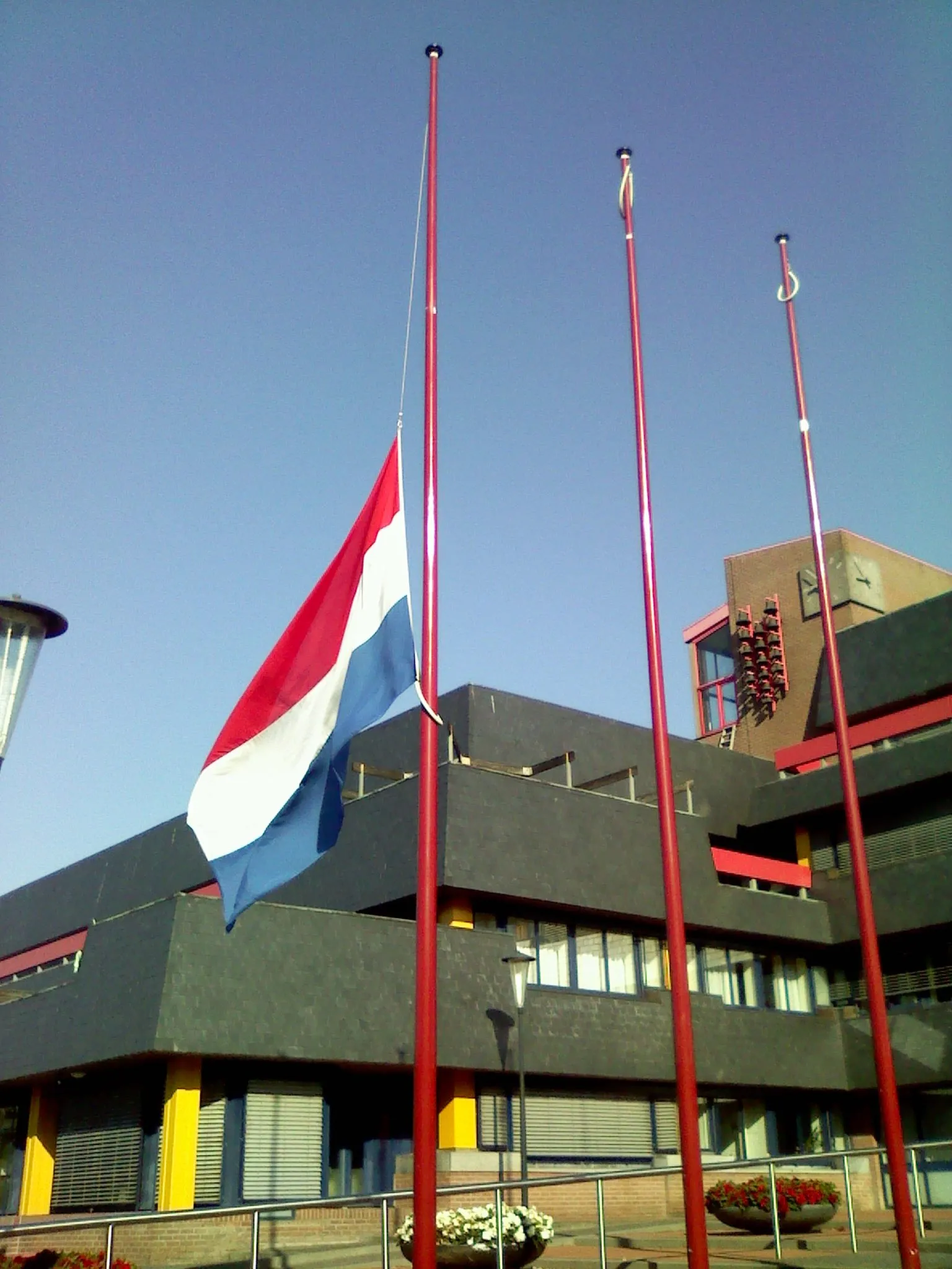 nederlandse vlag halfstok