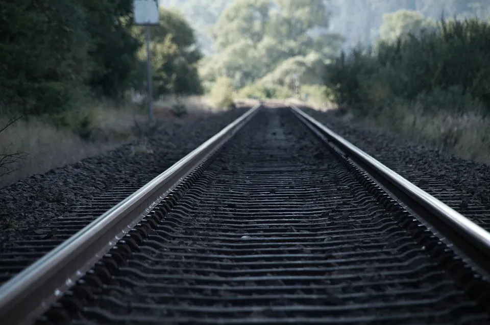 trein rails pixabaycom