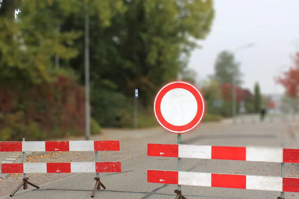 wegafsluiting roadblock cc by pixabaycom