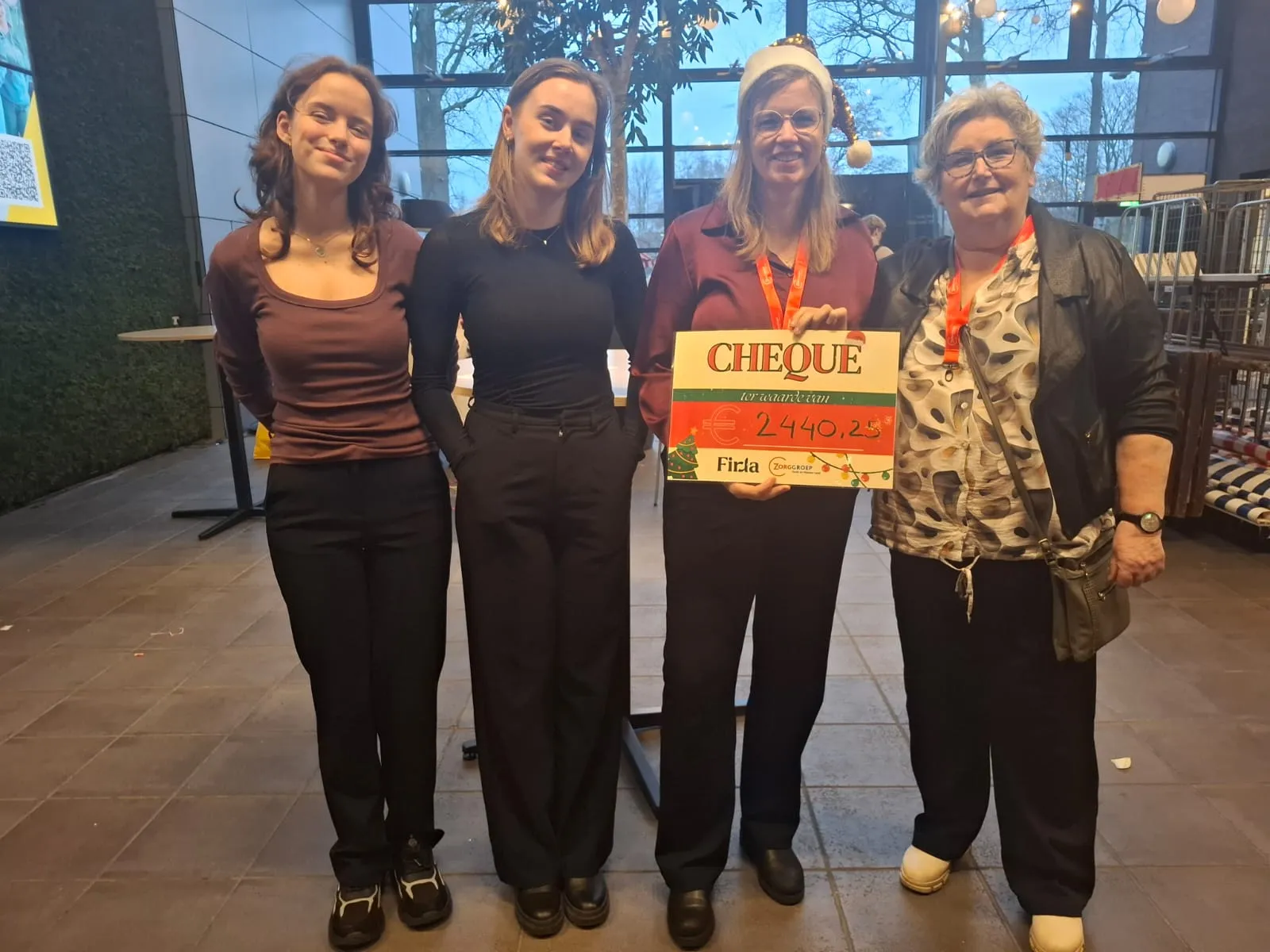 Studenten overhandigen cheque aan ZONL