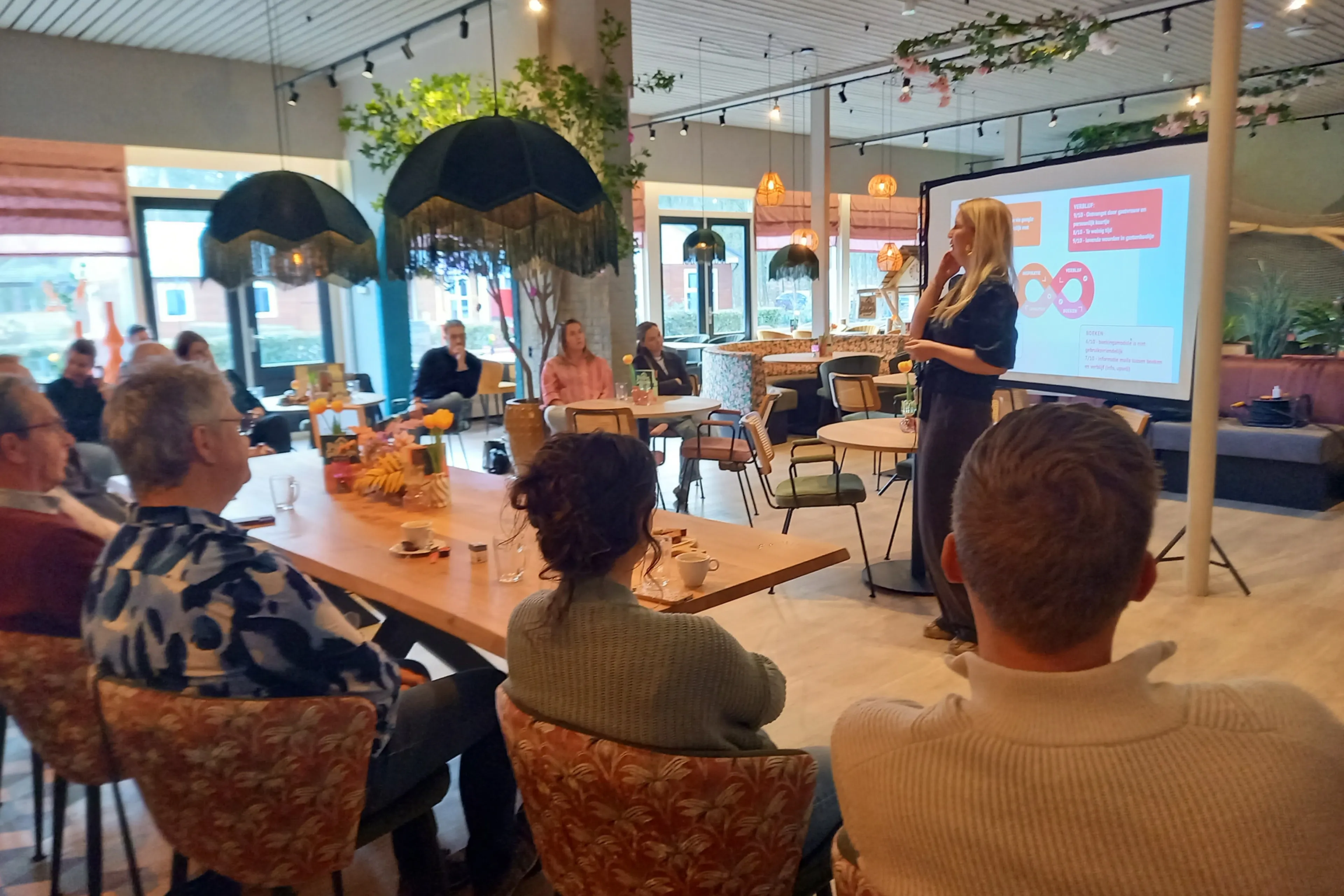 Anieke van Wijnen geeft een presentatie over de gastreis - foto Visit Noordoostpolder