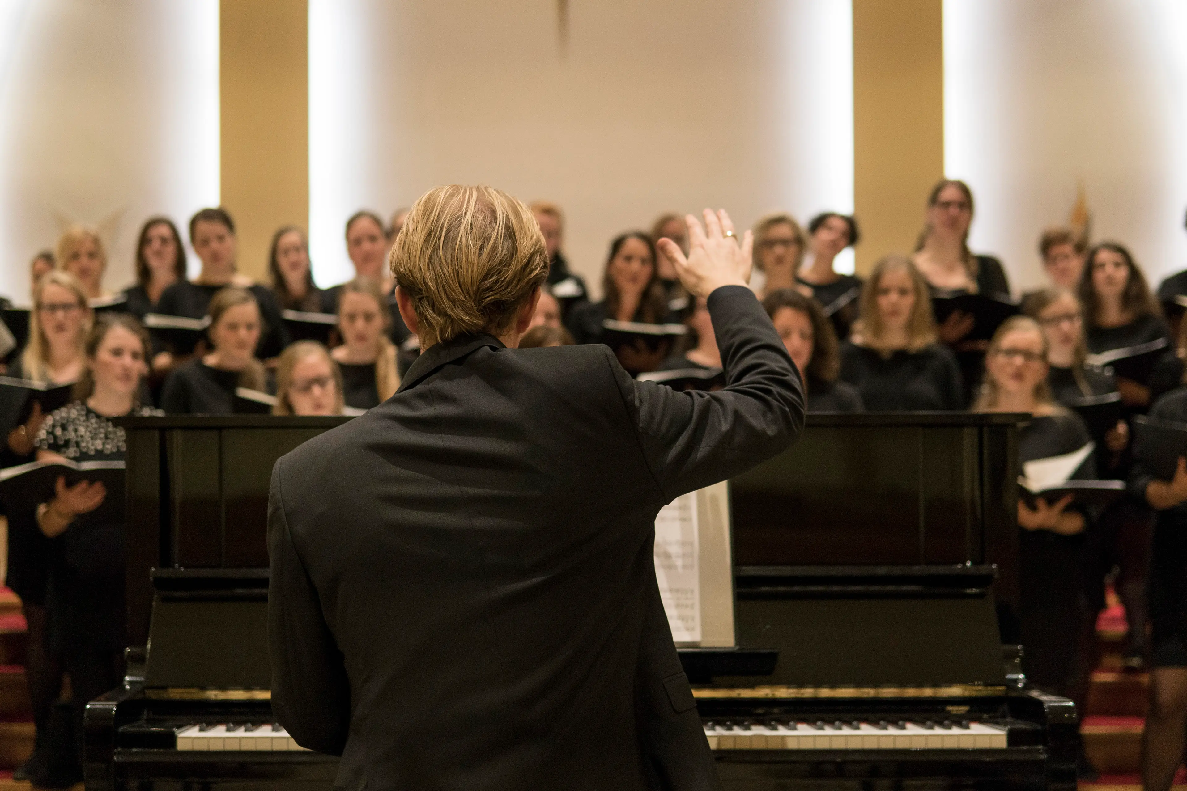 Optreden van Young Ladies Choir Rejoice en Wilbert Magré