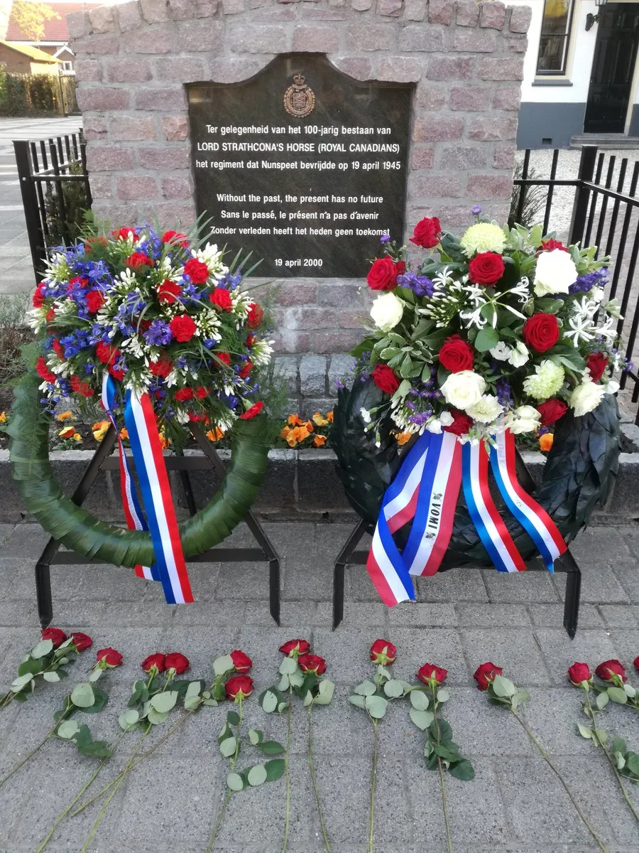 Herdenking bij Canadees Monument