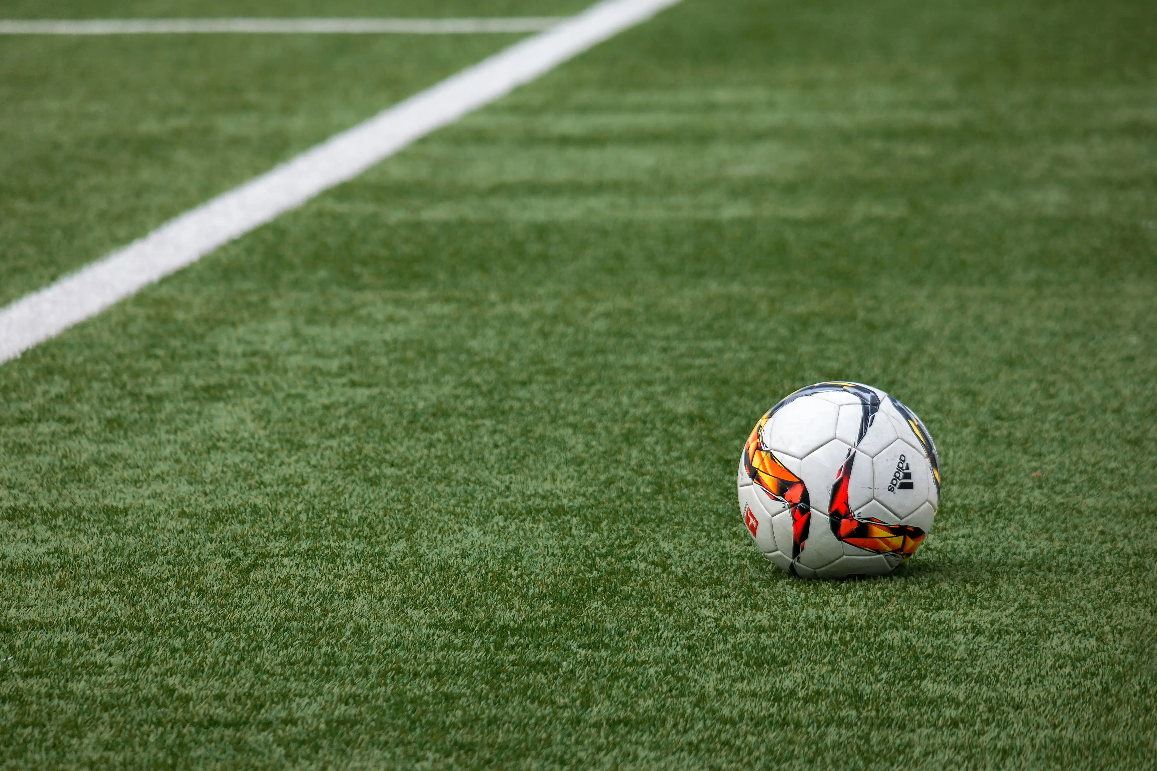 kunstgras rubbergranulaat korrel voetbal veld pixabay