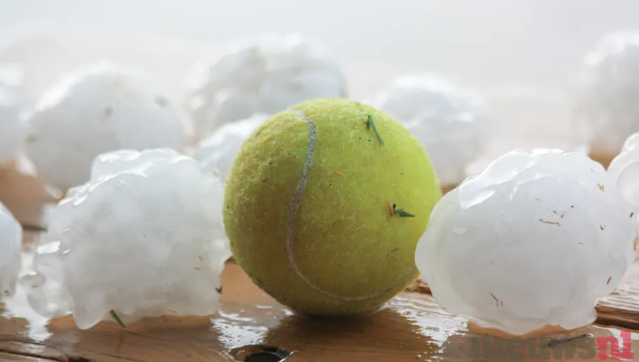 Hagelstenen zo groot als golfballen? Bescherm je auto met dekens!