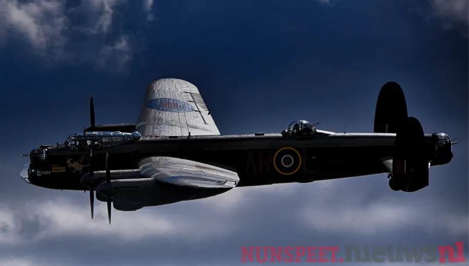 Nabestaanden van omgekomen Engelsen onthullen monument Oosteinderweg