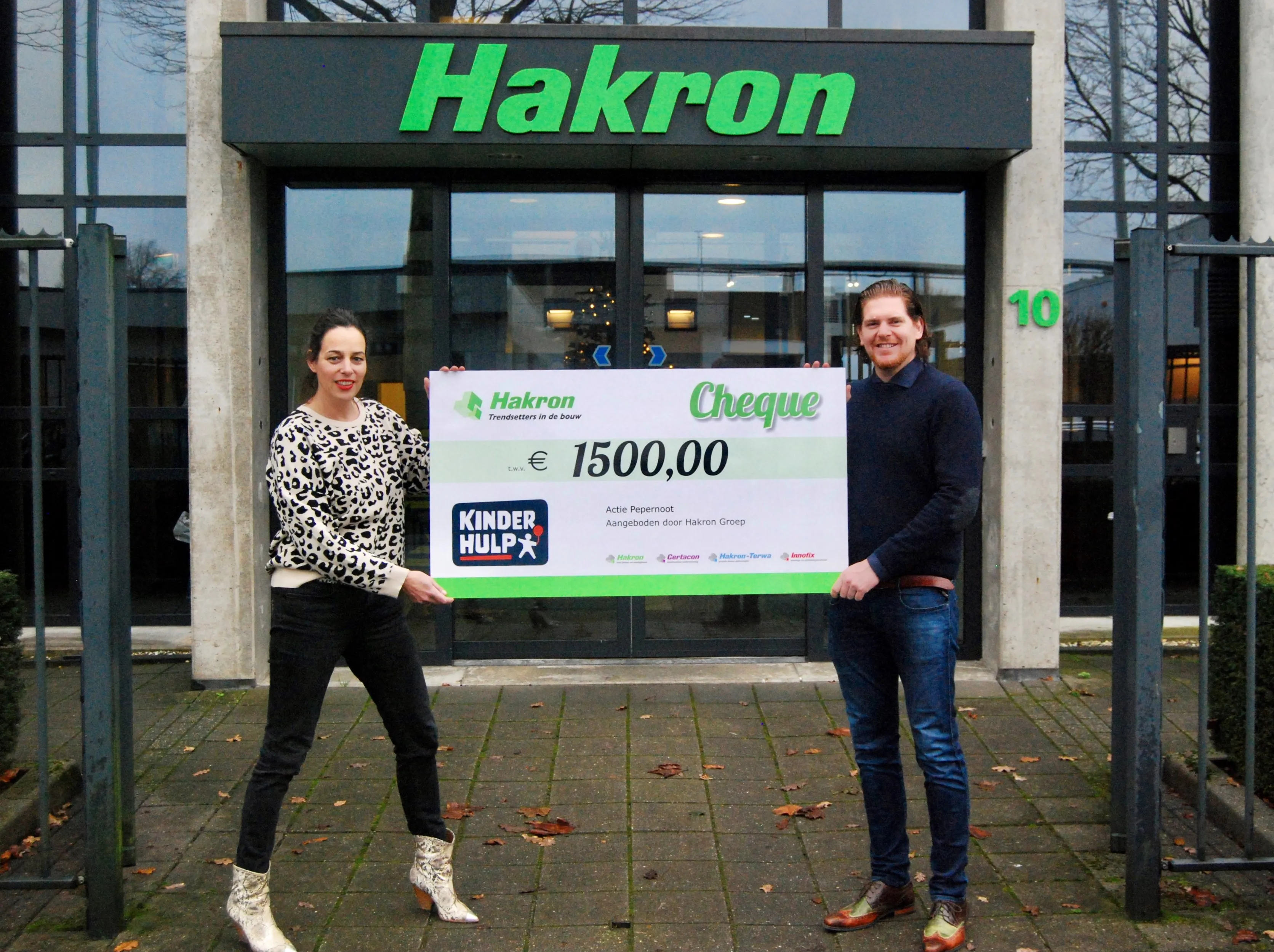 Hakron overhandigt cheque aan Kinderhulp Actie Pepernoot in plaats van Sinterklaasfeest