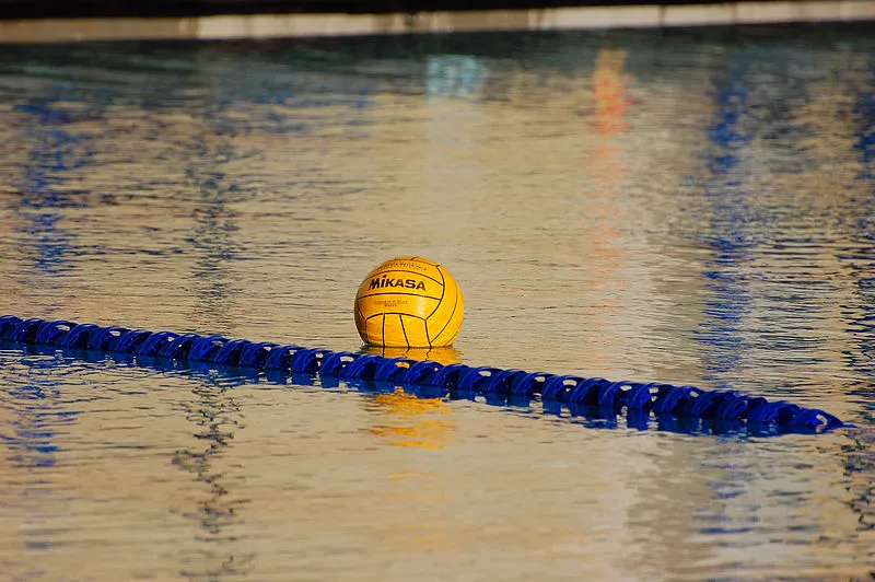 waterpolo bal water lijn sean fornelli cc by sa 20 wikimedia