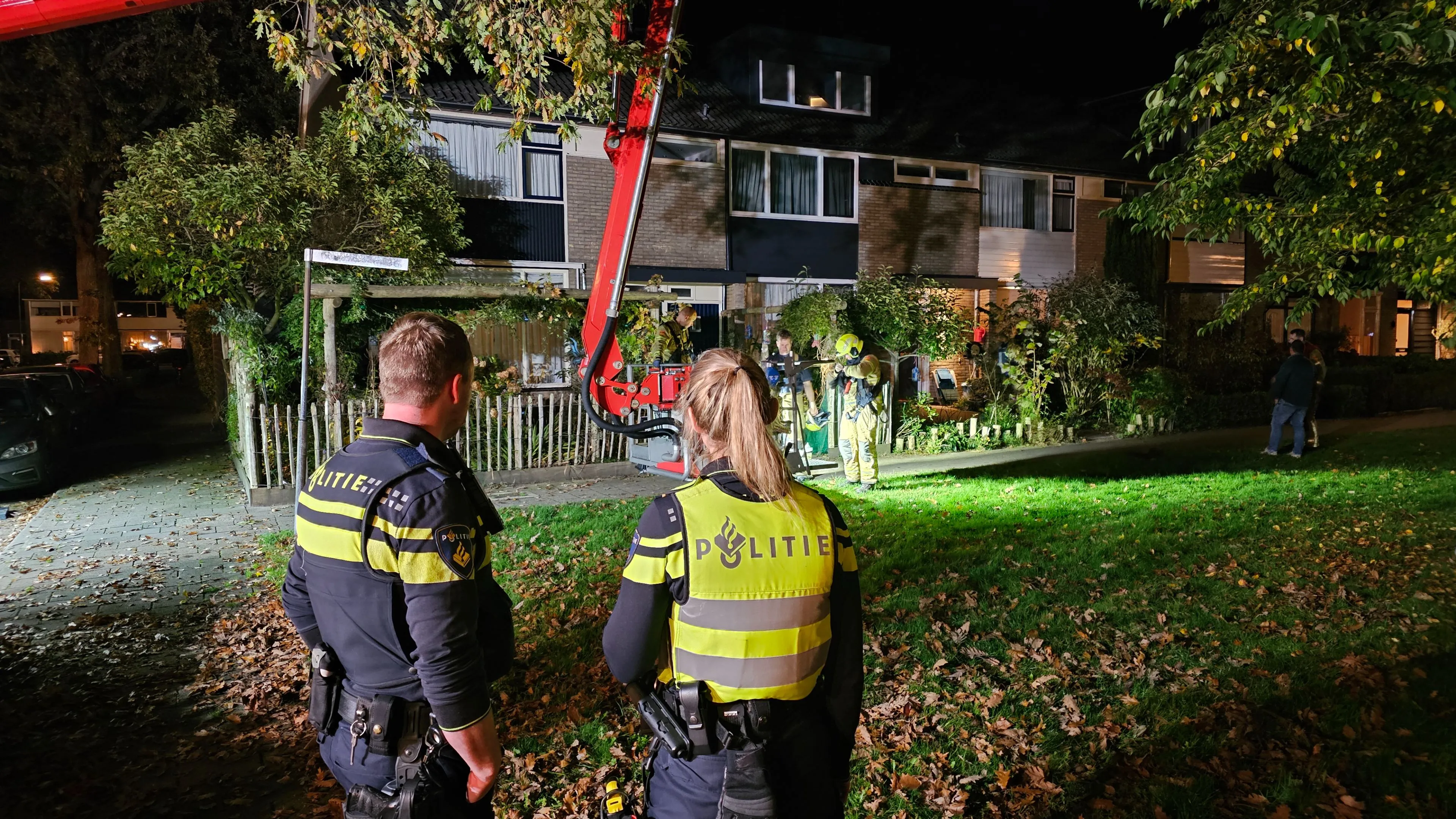 Schoorsteenbrand aan Jan van Vuurenstraat trekt veel bekijks