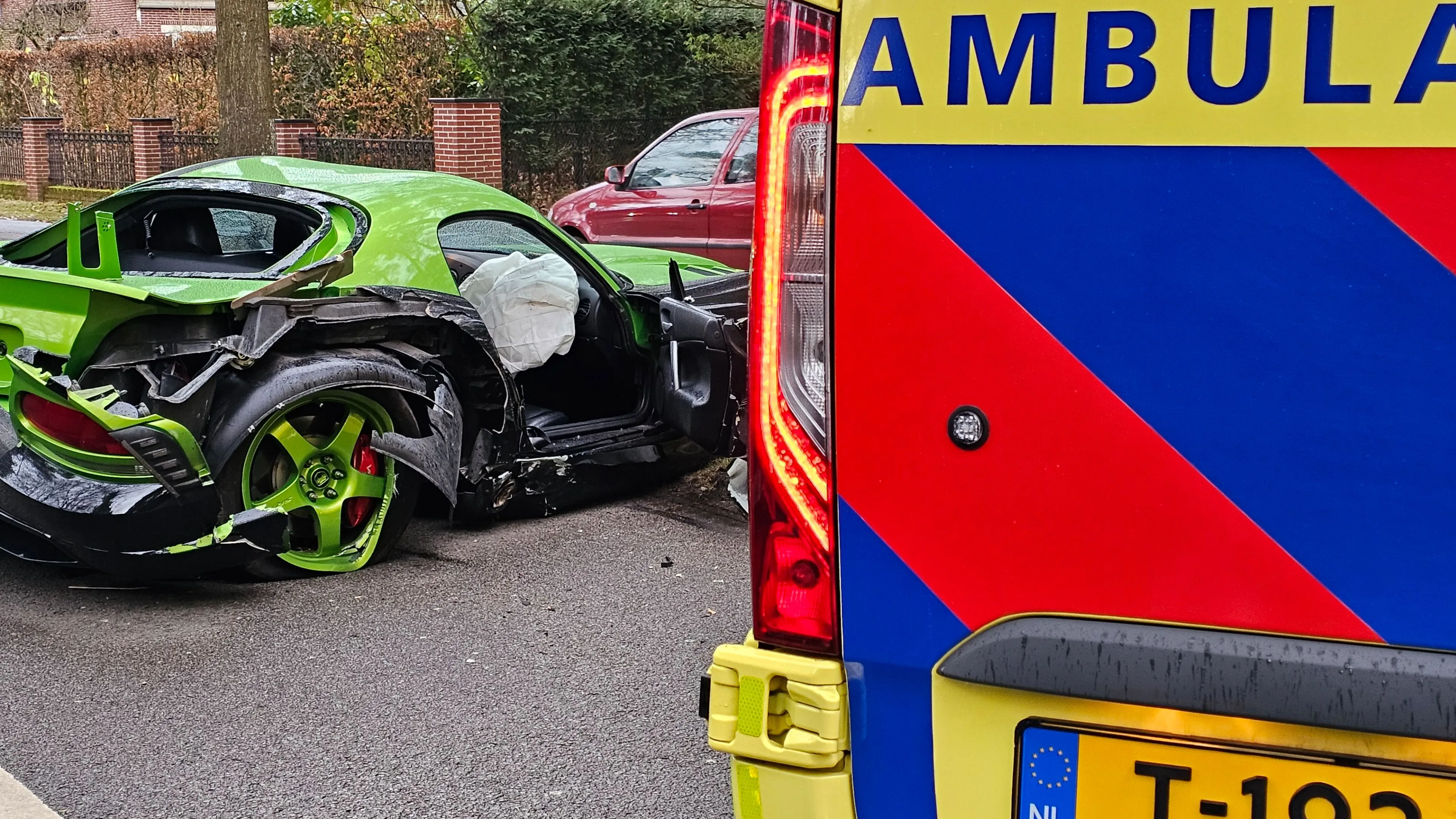 Dodge Viper crasht na mislukte inhaalactie