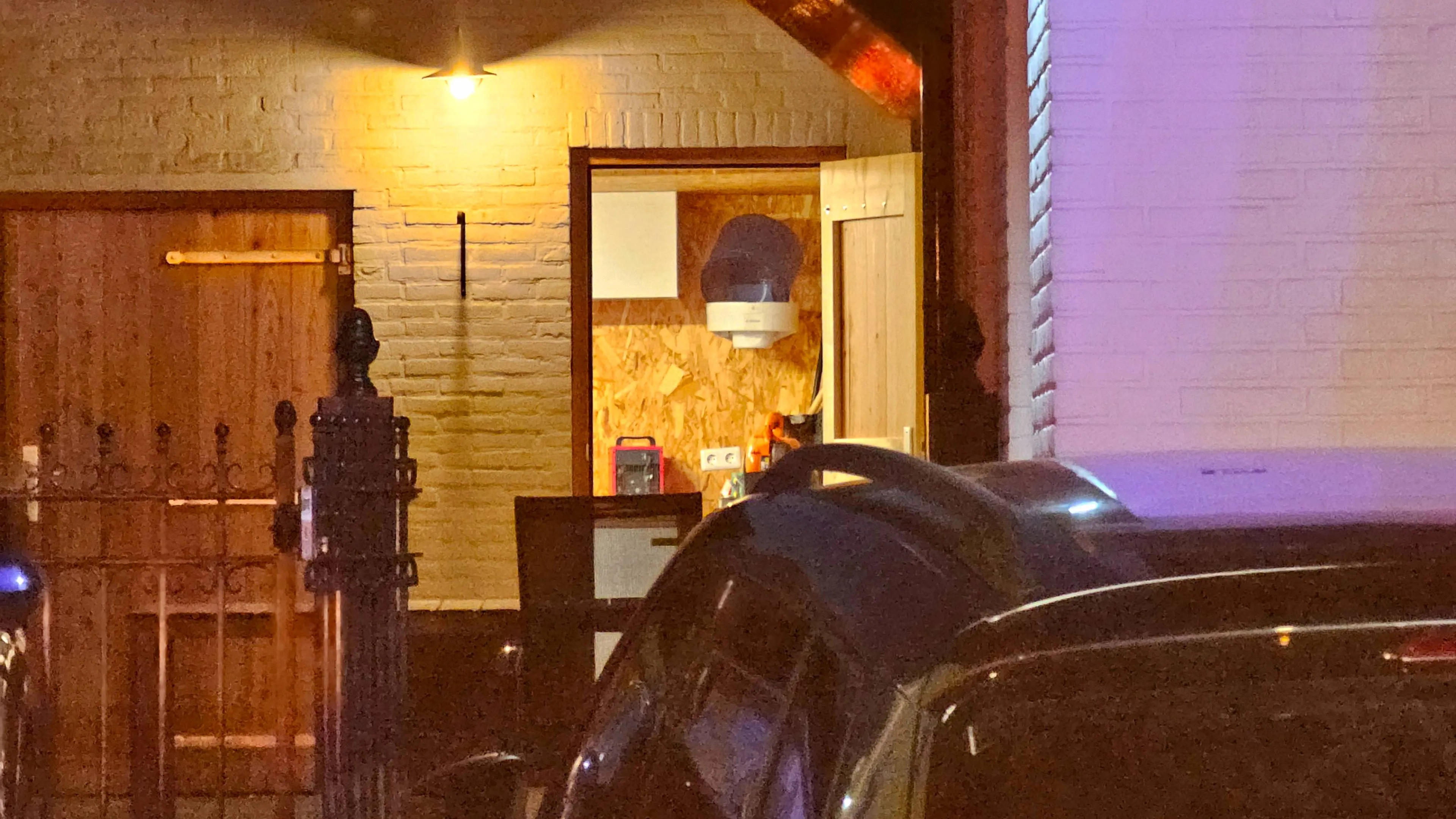 Steekvlam veroorzaakt gewonde in schuur