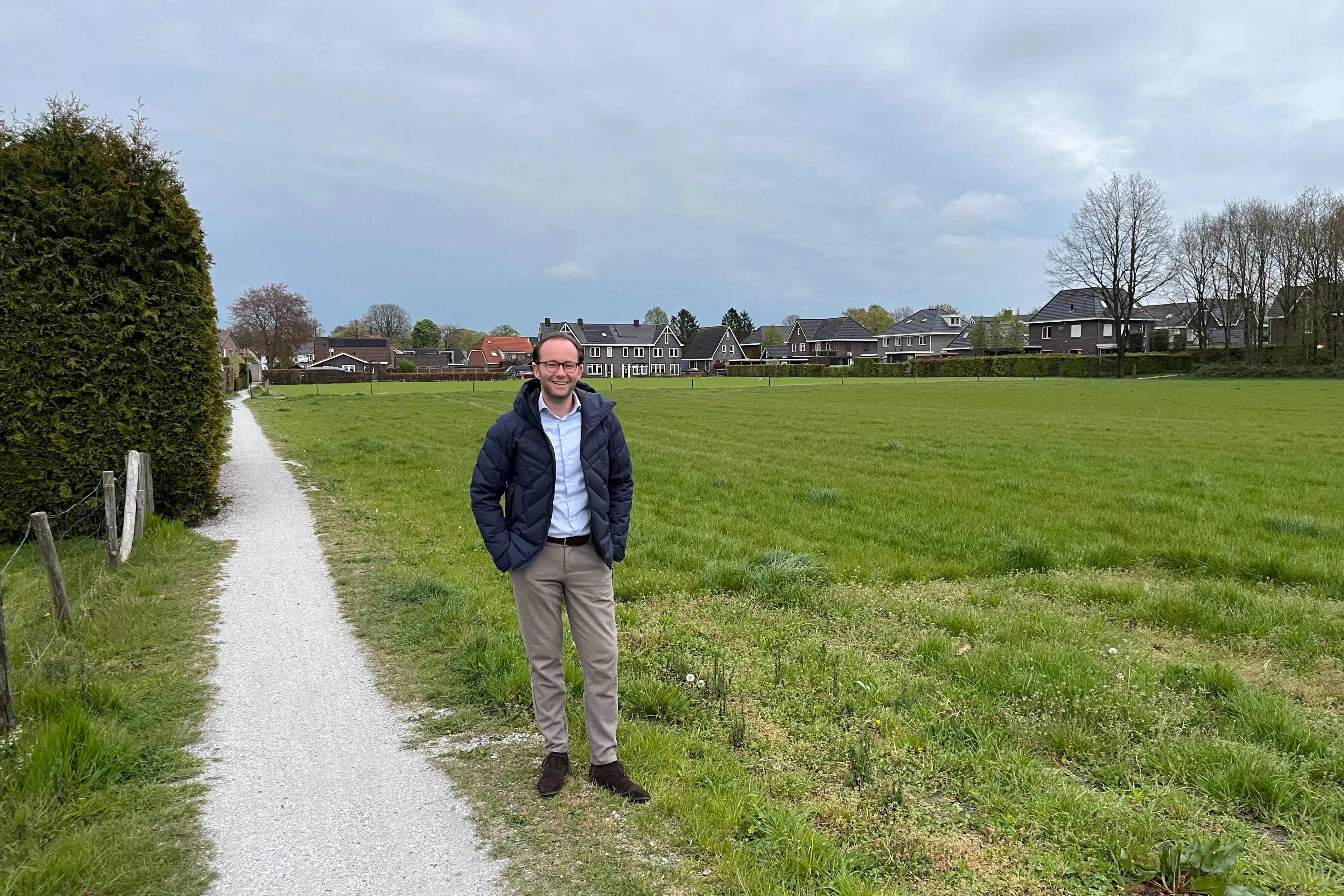 Raadslid Marien Klein bij een van de voorkeurslocaties van inwoners voor woningbouw in Elspeet