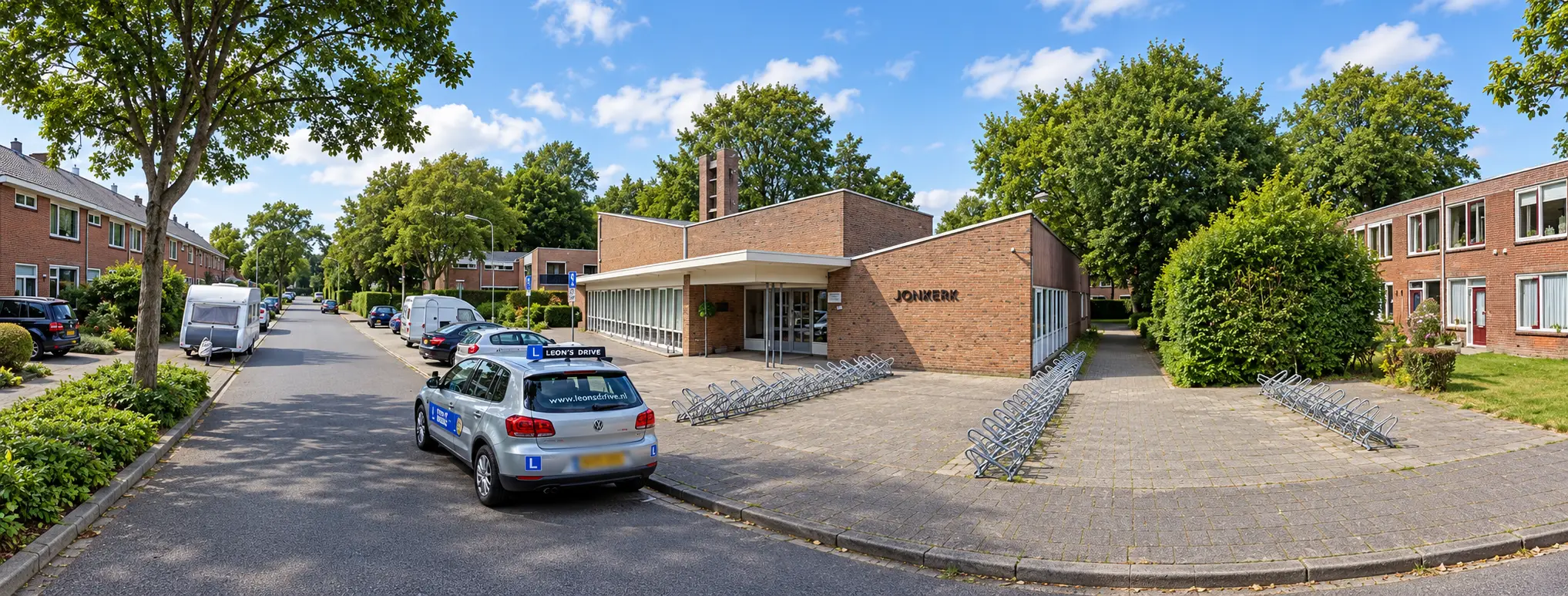Zonnige Nederlandse buurt met kerkgebouw