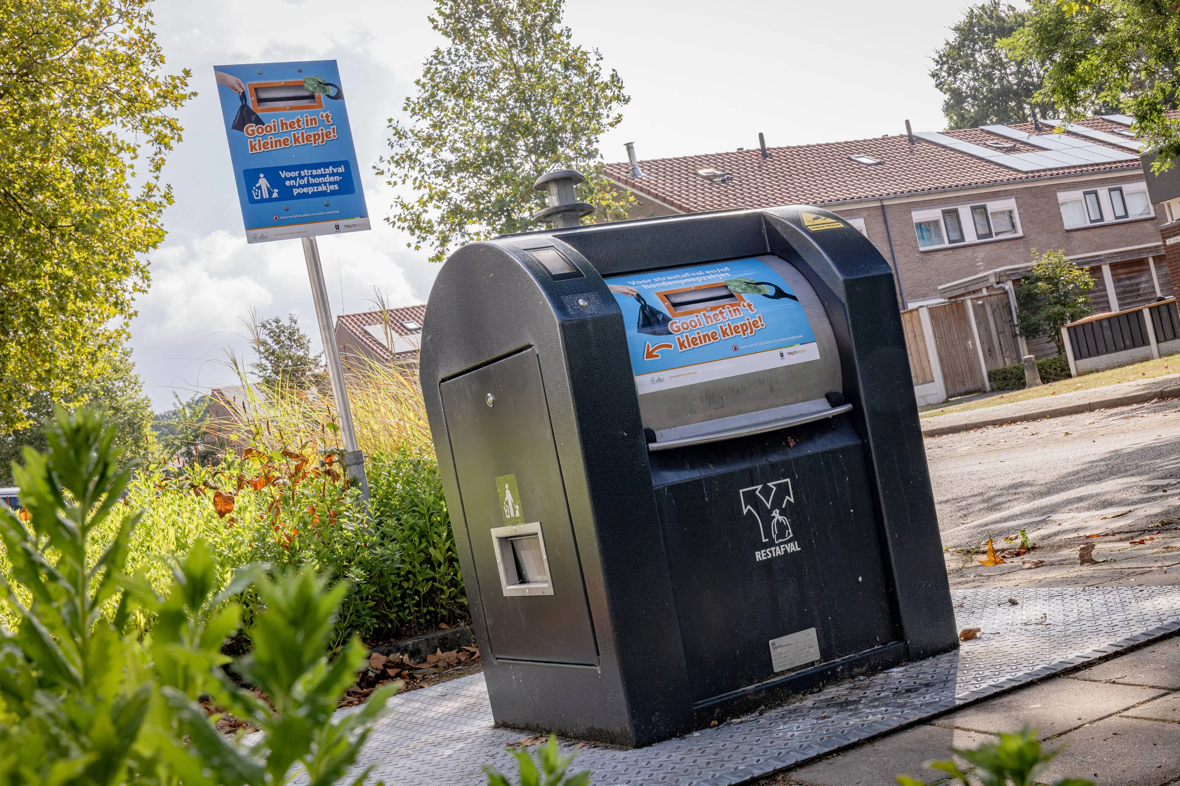 260825 Primeur voor Oldenzaal kleine afvalklepjes voor zwerfaval