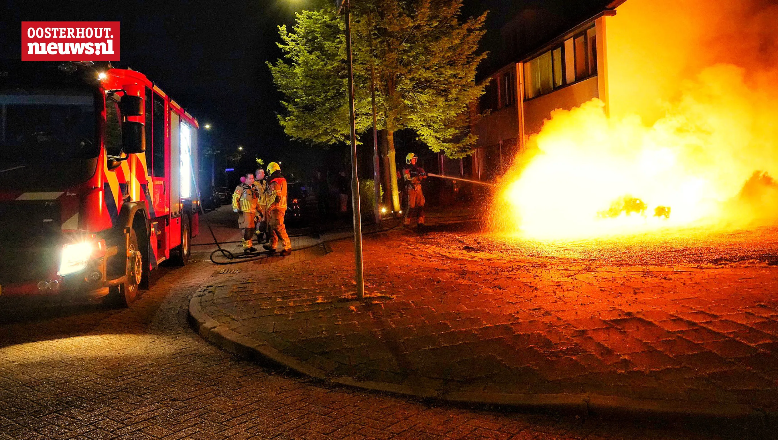 Auto brandt uit naast woning Sweelinckstraat