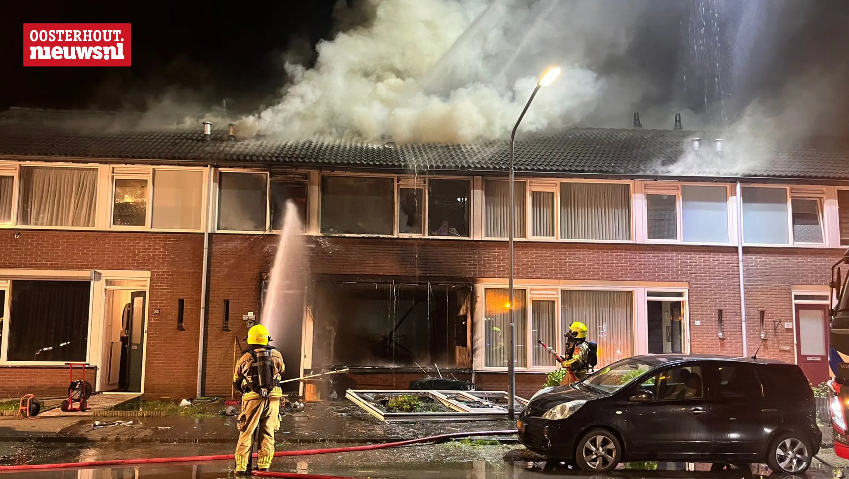 Uitslaande woningbrand na explosie Langenhof, voorpui belandde op straat
