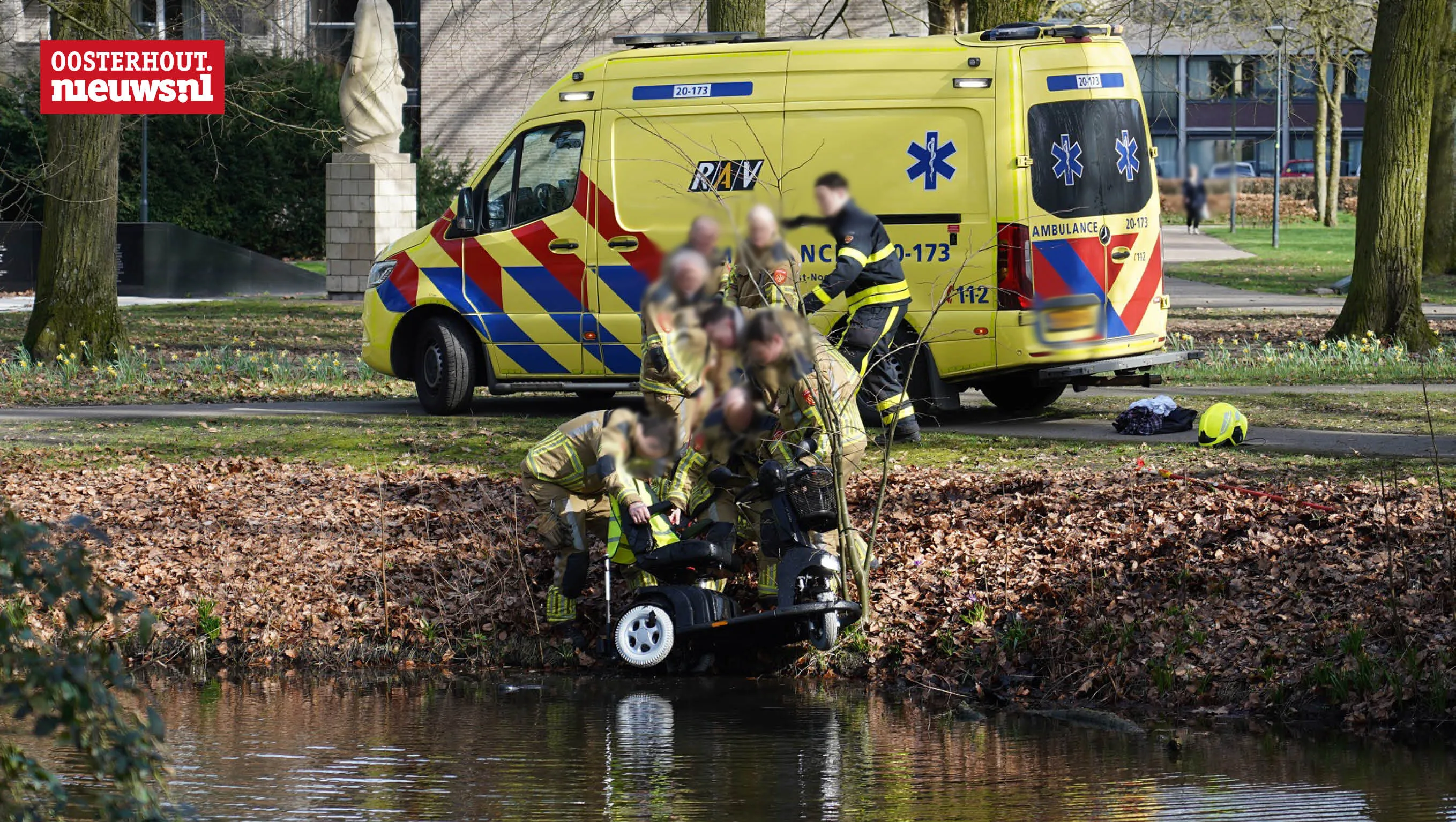 Man met scootmobiel te water in Slotpark