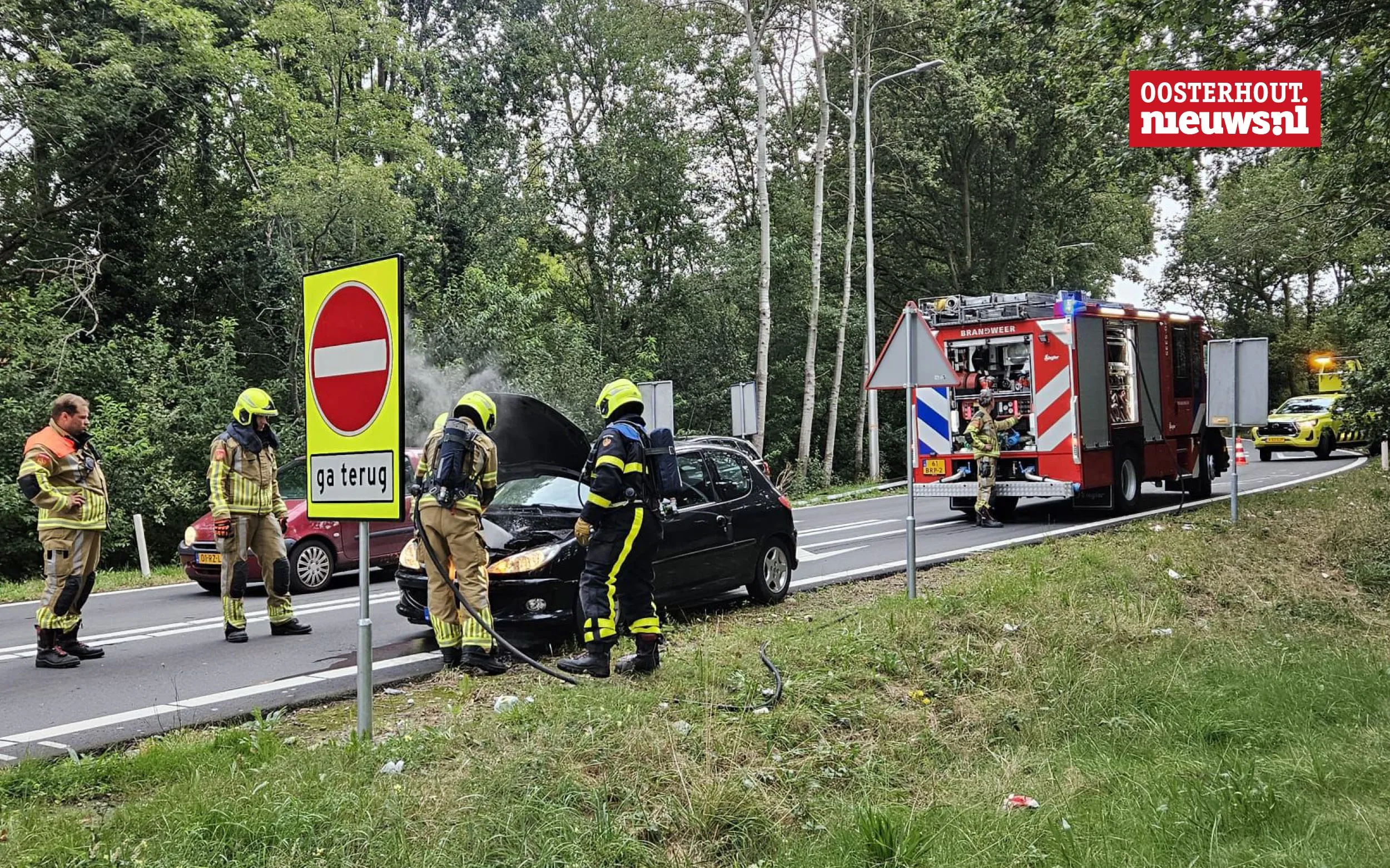 Auto in brand na klapband op snelweg A27